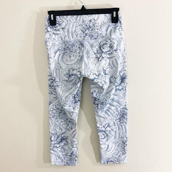 Lululemon Gray/White Floral Wunder Under High Rise Crop Women's Size 8 EUC - Picture 5 of 9